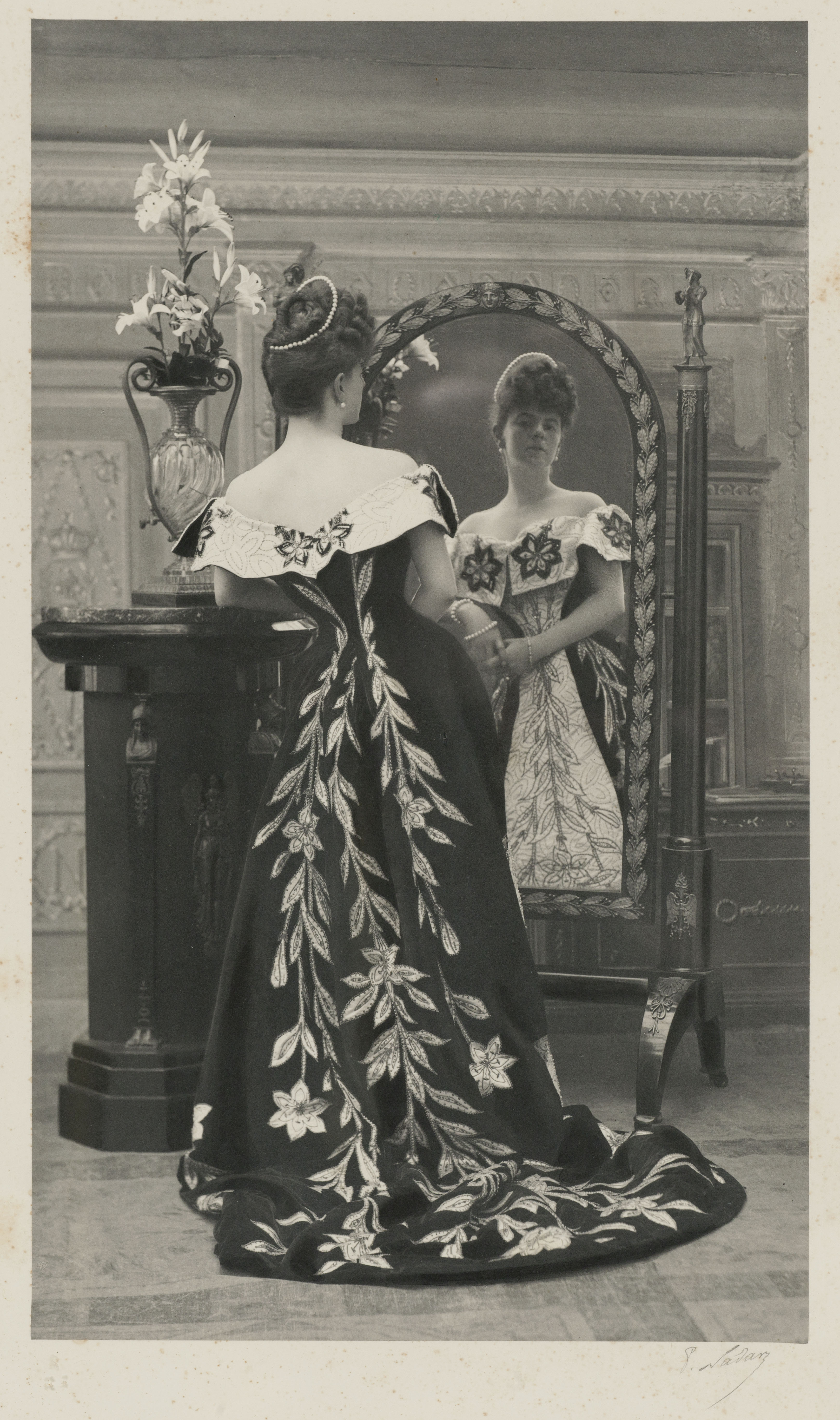 La comtesse Greffulhe, née Elisabeth de Caraman-Chimay (1860-1952), portant la robe aux lis créée pour elle par la maison Worth