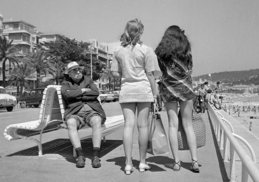 10_Un homme retraité fixe des jeunes femmes en minijupes, 13 juillet 1969, Nice. STAFF, AFP, Getty Images