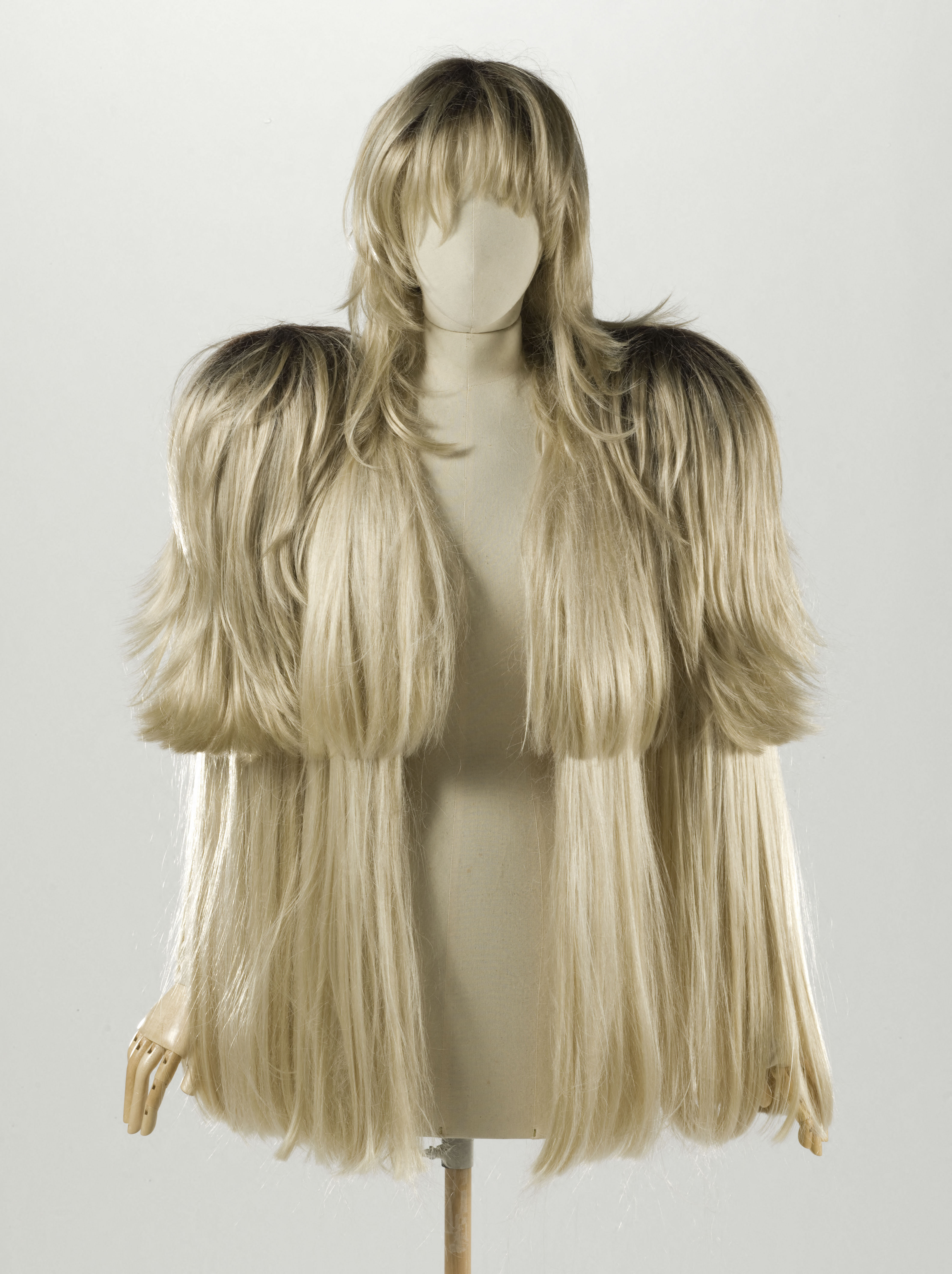 Martin Margiela (né en 1957). Ensemble (habillement). Ensemble veste et perruque. Cheveux synthétiques blonds, taffetas ivoire, 2009. Galliera, musée de la Mode de la Ville de Paris.